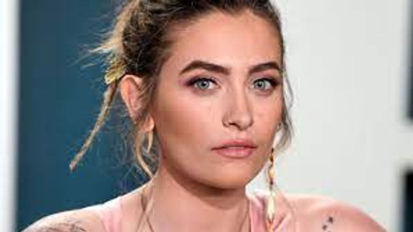 Paris Jackson and Willow Smith (EMDR 4 min into clip)